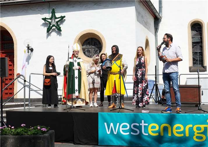 Der Vorsitzende des Gewerbevereins Oliver Wolf eröffnete dashistorische Rheinbacher Stadtfest vor der Kirche in Rheinbach. Fotos: CEW