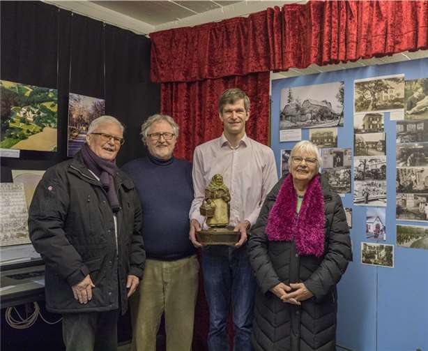 Der Vorsitzende des Heimatvereins Villip, Ulf Hausmanns (Zweiter von links), und Alexander Matz (Zweiter von rechts), mit den Besuchern Angela und Hans Thelen.CEW