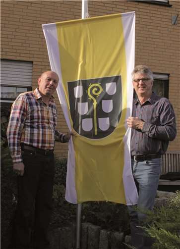 Der Vorsitzende des Heimerzheimer Ortsausschusses Hermann Menth (r.) und sein Vorgänger Rainer Schmitz stellen die Fahne vor. privat