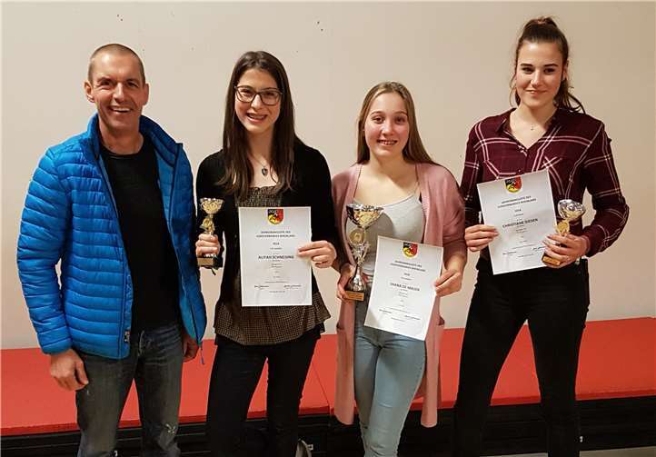Der Vorsitzende des Judoclub Maifeld Dr. Wolfgang Röser mit den erfolgreichen Judoka Aliyah Schneising, Shana de Meijer und Christiane Giesen bei der Ranglistenehrung des Judoverbands. Privat