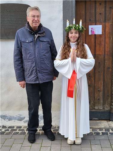 Der Vorsitzende des Kapellenvereins Werner Schüller stellte die diesjährige „Lucia“ Anika Faßbender vor. Quelle: Kapellenverein