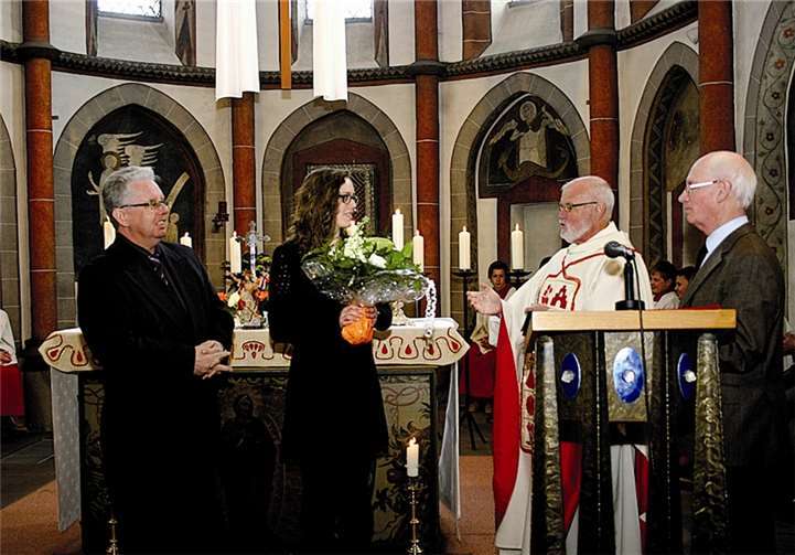 Vorbildliche musikalische Leitung Der Vorsitzende des Kirchenchors Waldorf Paul Weber (l.) sowie der Vorsitzende des Kirchenchors Oberbreisig Hermann Josef Schmitz und Pfarrer i. R. Stephan Augst (v. r.) sprachen bei Juliane Jakob Anerkennung aus.