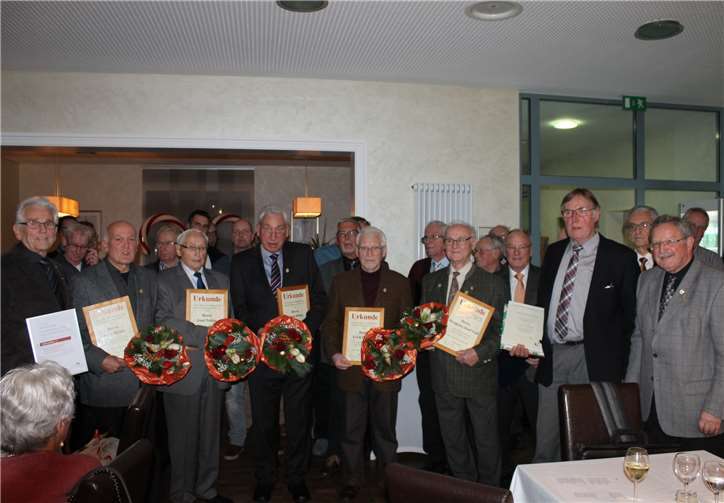 Der Vorsitzende des Kreis-Chorverbandes Mayen, Peter Weiler (r.) hatte Urkunden und Anstecknadeln für die Geehrten mitgebracht.