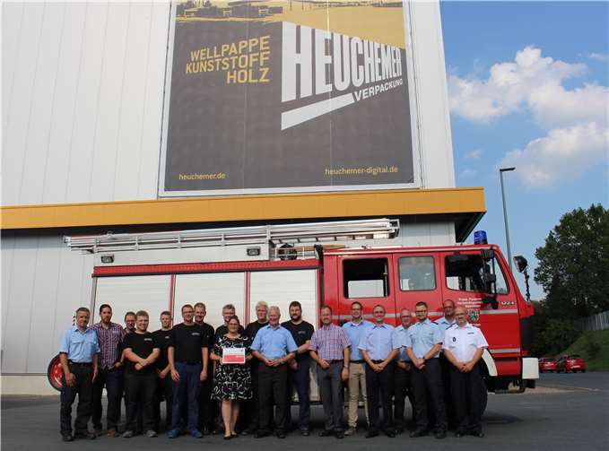 Der Vorsitzende des Kreisfeuerwehrverbandes Rhein-Lahn, Michael Dexheimer und Landrat Frank Puchtler überreichten Laura und Christian Heuchemer das Förderschild zusammen mit einer UrkundeFoto: Bernd Bender