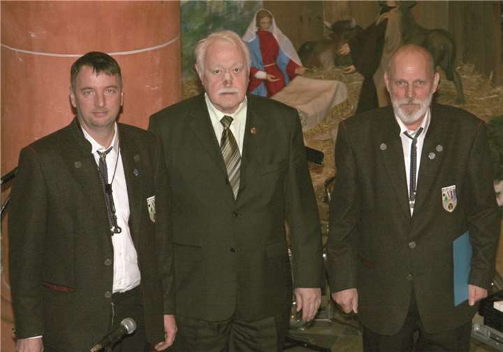 Der Vorsitzende des Kreismusikverbandes Cochem-Zell konnte jetzt Helmut Cornely (r.) und Rainer Fritzen (l.) für ihre besonderen Verdienste rund um die Musik mit der Verdienstnadel des rheinland-pfälzischen Landesverbandes auszeichnen. privat