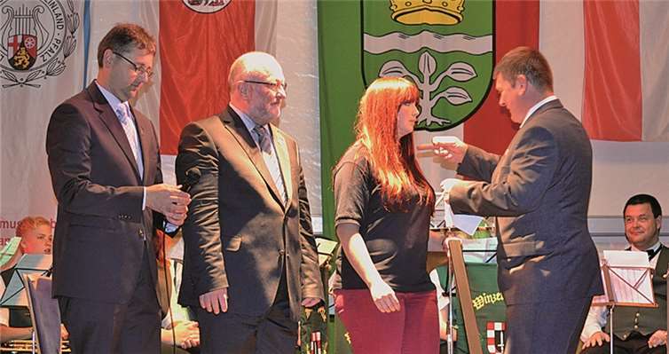 Der Vorsitzende des Kreismusikverbandes Thomas Bach (re.) nahm die Mitgliederehrungen im Beisein des Vorsitzenden Thomas Leber (li.) und des Schirmherrn Klemens Endres (2. v.li.) vor.-LP-