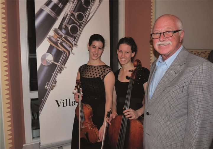 Der Vorsitzende des Kultur und Heimatvereins freute sich ganz besonders, dass er die beiden Künstlerinnen Nitzan Bartana (Violine) und Michal Beck (Violoncello) für ein Konzert in der ehemaligen Niederzissener Synagoge gewinnen konnte.