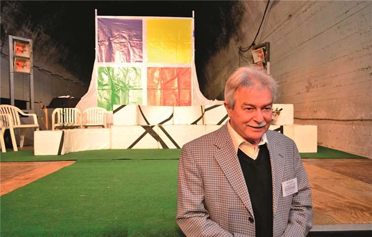 Der Vorsitzende des Kunst- und Kulturkreises „ad Erpelle“, Edgar Neustein, begrüßte die Zuschauer zur Premiere. Nicht zuletzt seinem Engagement war es zu verdanken, dass die außergewöhnliche Inszenierung im Tunnel zu sehen war.