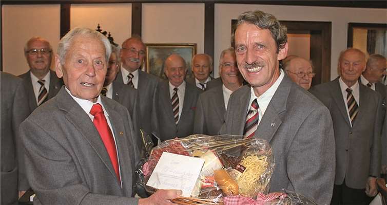 Der Vorsitzende des MGV Cäcilia Heimersheim, Willi Schneider (r.), gratuliert Johannes Ginzler stellvertretend für seine Sangesfreunde.RERE