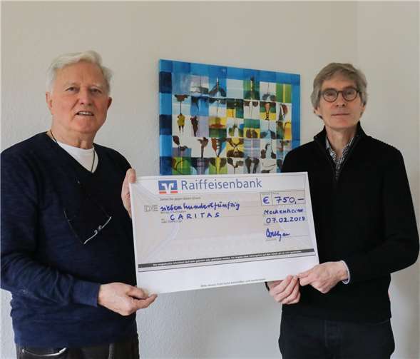 Der Vorsitzende des MGV Dieter Coellejan (l.) überreichte die Spende an Diakon Michael Lux von der Pfarrcaritas.Foto: CEW