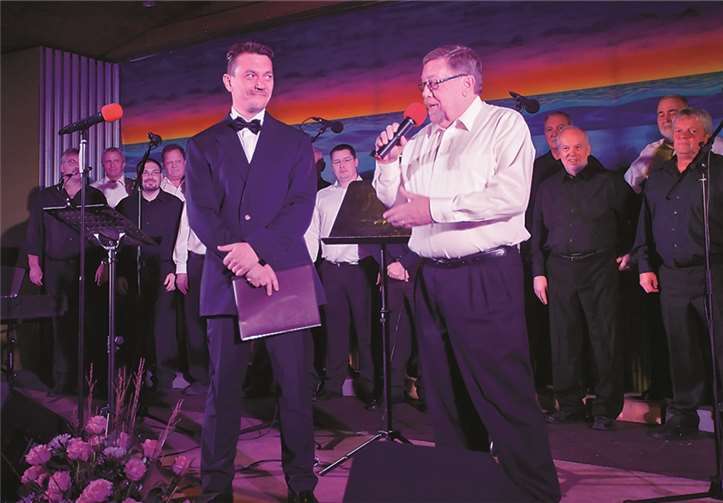 Der Vorsitzende des MGV, Manfred Ritzdorf, stellt den neuen Dirigenten Andrey Telegin (links) vor.WT