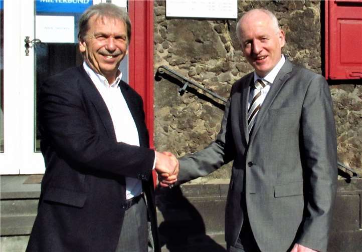 Der Vorsitzende des Mieterbundes Mittelrhein, Dietrich G. Rühle (re.), empfängt Carsten Boberg, Geschäftsführer der GSG Neuwied.Privat