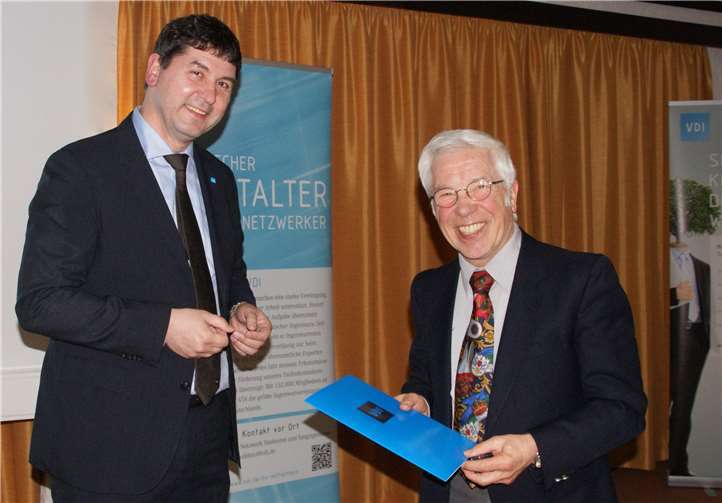 Der Vorsitzende des Mittelrheinischen Bezirksvereins im VDI, Dr. techn. Thomas Kinsky, gratuliert Ing.(grad.) Peter Klaus Fuchs. Foto: privat