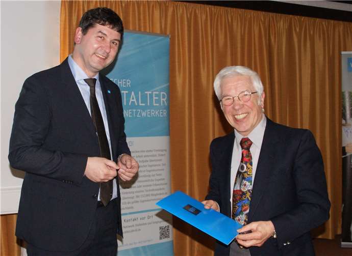 Der Vorsitzende des Mittelrheinischen Bezirksvereins im VDI, Dr. techn. Thomas Kinsky, gratuliert Dipl.-Ing. Achim Dühsdorf. Foto: privat