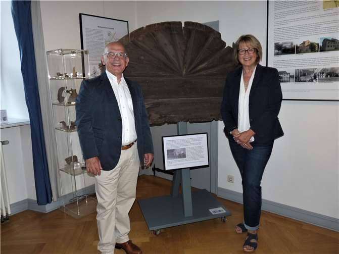 Der Vorsitzende des Museumsvereins, Herrn Dieter Ohm, und Frau Gudrun Zillinger vor dem Ausstellungsstück, dem fast 300 Jahre alte Sonnenmotiv. Foto: