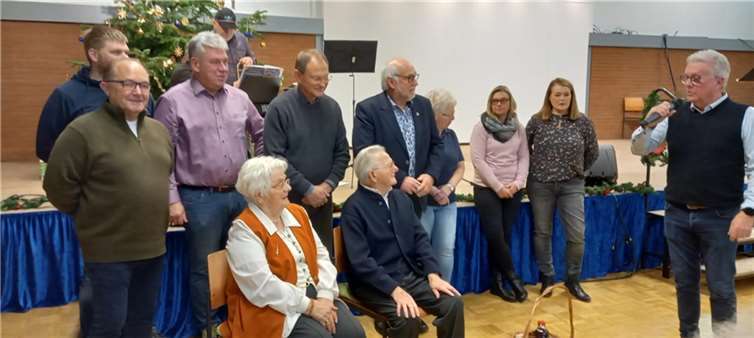 Der Vorsitzende des OAS, Peter Eich, richtet im Kreise der Vereinsvorsitzenden sowie OV Brozio und Stellvertretendem Bürgermeister Karl-Heinz Kerstholt einige Worte an die beiden zu ehrenden Gäste, Frau Krämer und Herr Pommerich. Foto: privat