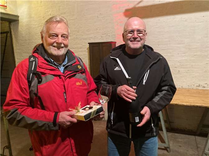 Der Vorsitzende des Obst- und Gartenbauvereins Rheinbreitbach, Norbert Buchbender (rechts), dankt dem scheidenden Wanderwart Josef Schneider mit einem Präsent. Fotos: Heinz Schmitz