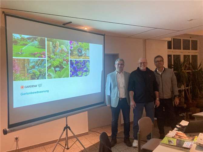 Der Vorsitzende des Obst- und Gartenbauvereins Rheinbreitbach, Norbert Buchbender (Mitte), dankte den Fachreferenten Robby Büse (links) und Thorsten Taubert für die vielfältigen Informationen über die automatische Gartenbewässerung.Foto: Heinz Schmitz