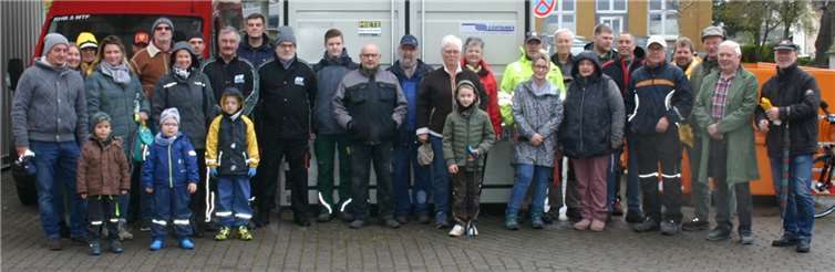 Der Vorsitzende des Ortsausschusses, Peter Eich, konnte annähernd 40 große und kleine Helfer für die jährliche Aktion am Palmsamstag am Feuerwehrgerätehaus begrüßen. Quellen: Ortsausschuss Oberdrees