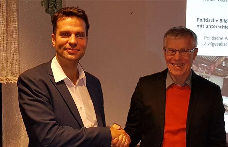 Der Vorsitzende des Ortsverbandes der CDU Neuhäusel, Hans-Joachim Hofmann (r.), bedankte sich bei Gregor Jaecke für seinen sehr informativen Bericht mit anschließender lebhaften Diskussion. Foto: privat