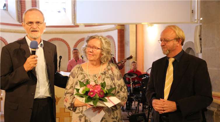 Der Vorsitzende des Presbyteriums Stefan Brentund Pfarrer Edwin Dedekind bedanken sich bei EvaSchräpler für 10 Jahre Leitung der Bendorfer Tafel.