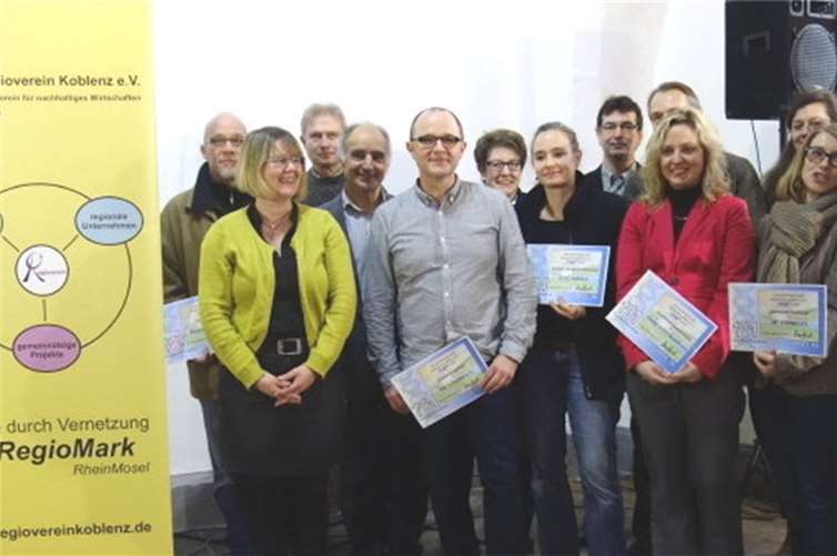 Der Vorsitzende des Regiovereins Koblenz Walter Grambusch (4. v.l.) konnte in diesem Jahr insgesamt an 9 gemeinnützige Initiativen aus der Region Fördergelder überreichen.Vicky Schmalz