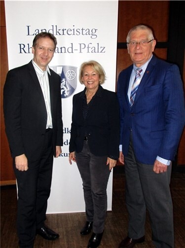 Der Vorsitzende des Rheinland-Pfälzischen Landkreistages Hans Jörg Duppré (r.) gemeinsam mit den Mayen-Koblenzer CDU-Kreistagsmitgliedern Hannelore Knabe (Mayen) und Horst Hohn (Mülheim-Kärlich).