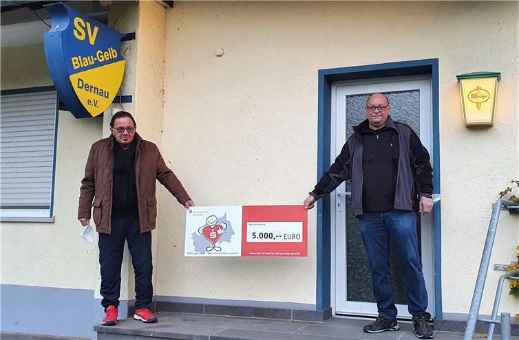 Der Vorsitzende des SV Blau-Gelb Dernau, Fred Surges, und der Abteilungsleiter Fußball, Christian Müller, bei der Übernahme des Spendenschecks. Foto: privat