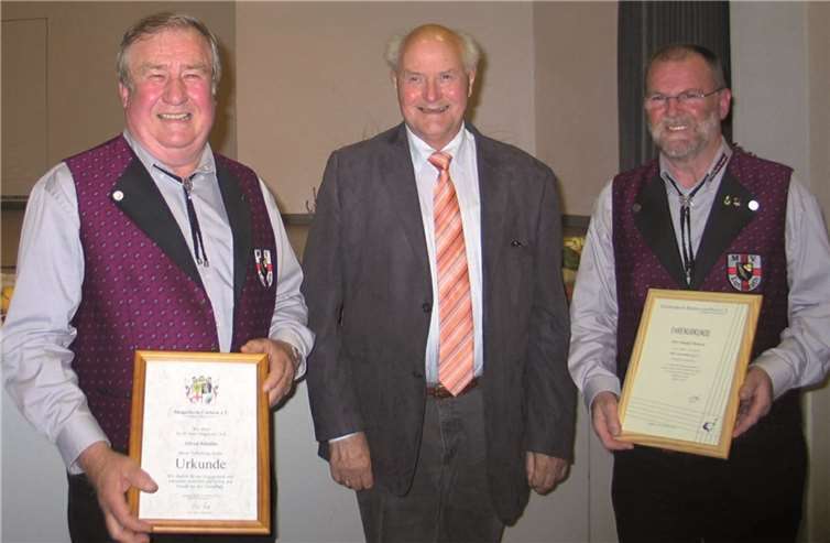Der Vorsitzende des Sängerkreises Cochem, Peter Esch (m.), ehrte Albert Schmitz (l.) und Rudolf Thetard (r.). privat