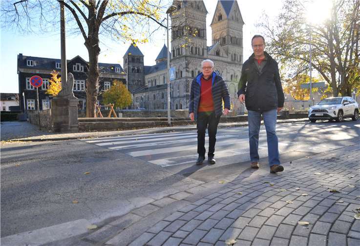 Der Vorsitzende des Seniorenbeirats, Richard Welter (rechts) und Stellvertreter Rudi Bannert freuen sich, dass auf Antrag des Seniorenbeirats hin der Bordstein an dieser Stelle abgesenkt und damit eine Barriere für Menschen mit Handicap entfernt wurde. Foto: Stadt Andernach/Maurer