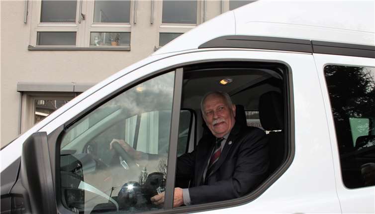 Der Vorsitzende des SeniorenbeiratsDieter Borgolte übernimmt das Steuer.