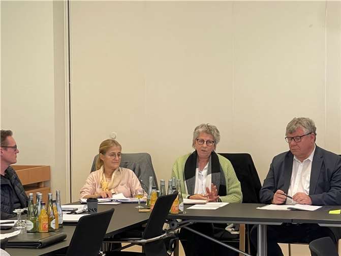 Der Vorsitzende des Sozialausschusses und Erster Kreisbeigeordneter Michael Mahlert, bedankte sich bei Birgit Boos und Roswitha Rosenmüller für den eindrucksvollen Bericht und den unermüdlichen Einsatz für ältere Menschen als Gemeindeschwesternplus.  Foto: Martin Boden/Kreisverwaltung Neuwied