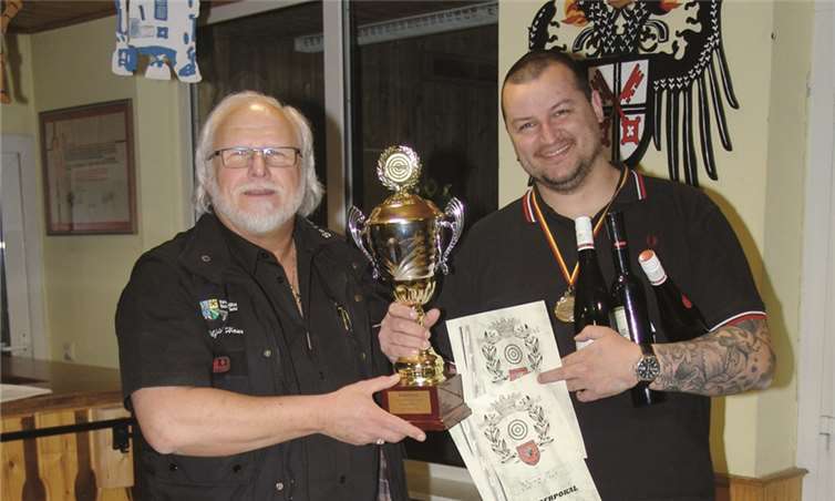 Der Vorsitzende des Sportschützen-Teams Pellenz 1995, Wilfried Hanke (links), zeichnet den Sieger des Osterschießens, Nils Heinz, mit Urkunde, Goldmedaille, einem Sachpreis und dem Wanderpokal aus.privat