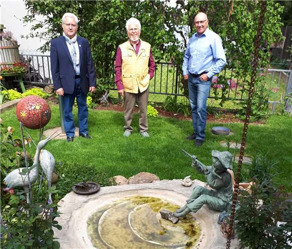 Der Vorsitzende des Sportvereins Walporzheim Edgar Flohe und Ortsvorsteher Gregor Sebastian . Foto: privat