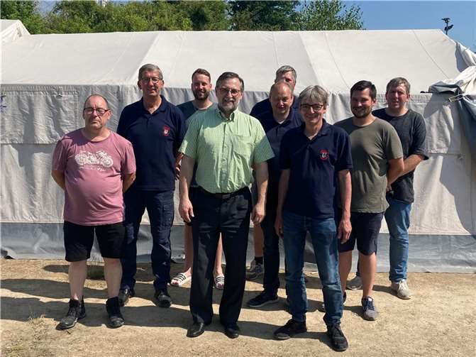 Der Vorsitzende des Stadtverbandes der CDU Rheinbach, Markus Pütz (4. v.l.), übergab im Zeltlager eine Spende in Höhe von 250 Euro zur Unterstützung der Jugendfeuerwehr Rheinbach. Foto: Feuerwehr Rheinbach. Foto: privat