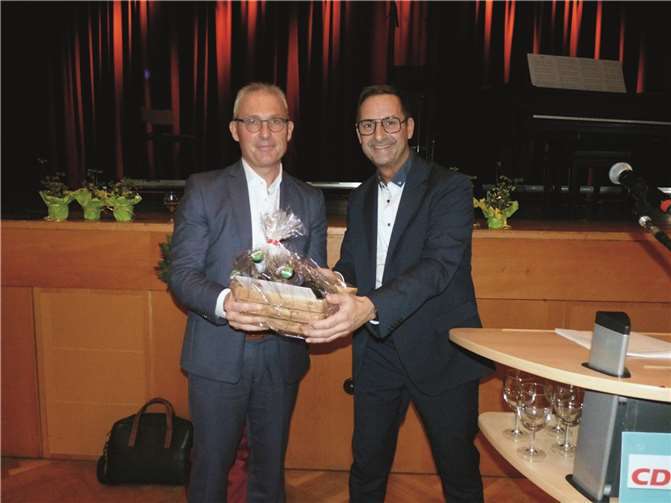 Der Vorsitzende des Stadtverbands, Stefan Schneider (re.) bedankte sich bei dem Gastredner Josef Rönz mit einem Präsent.