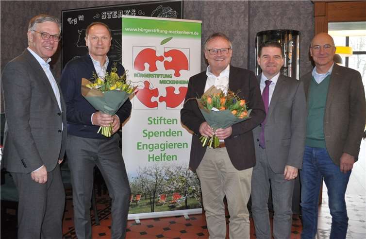Der Vorsitzende des Stiftungsvorstandes der Bürgerstiftung, Bürgermeister Holger Jung (4.v.l.), und seine Vorstandskollegen Burchard Kraus (links) und Bert Spilles (rechts) bedanken sich bei dem ausgeschiedenen Vorsitzenden des Stiftungsrates, Dr. Ferdinand Schmitz (Mitte), und heißen dessen Nachfolger, Stefan Franceschini (2.v.l.), herzlich willkommen. Foto: Bürgerstiftung Meckenheim