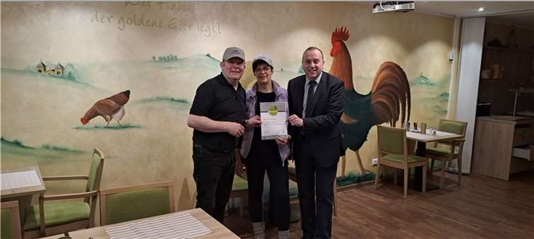 Der Vorsitzende des Tourismusverbands, Bürgermeister Johannes Bell, ließ es sich nicht nehmen, der Familie Nett von Herzen persönlich zu gratulieren.  Foto: privat