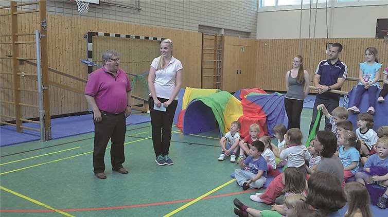 Der Vorsitzende des Turnvereins Bad Breisig, Raimund Schmidgen, ließ es sich nicht nehmen, die nunmehr „prominente“ Übungsleiterin im Kreis von Eltern und Kindern zu ihrer neuen Stellung zu gratulieren.privat