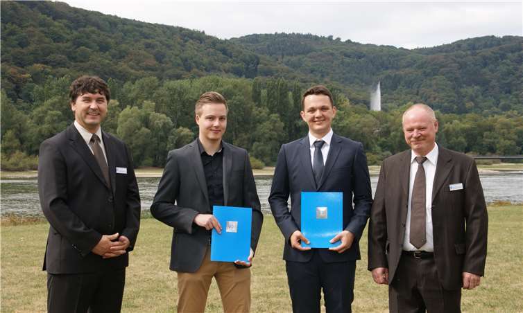 Der Vorsitzende des VDI Mittelrhein, Dr. Thomas Kinsky (ganz links) und der stellv. Vorsitzende Dipl.-Ing. Werner Schumacher (ganz rechts) gratulierten beim Sommertreffen der VDI-Mitglieder mit ihren Familien und Gästen in Leutesdorf den beiden Absolventen Lukas Buchhold, B.Sc. (2.v.l.) und Jasper Neese, B.Eng. (3.v.l.) für ihre ausgezeichneten ingenieurwissenschaftlichen Bachelorarbeiten.