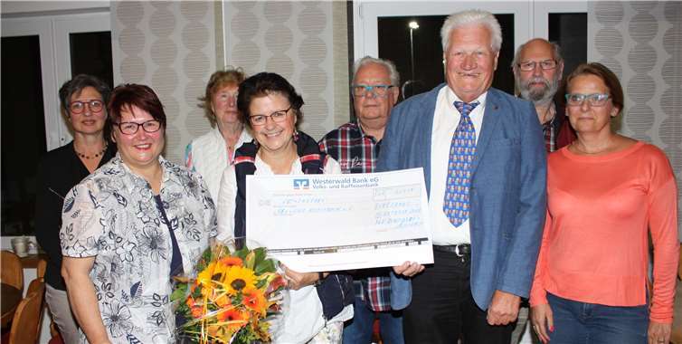 Der Vorsitzende des VdK-Ortsverbandes Rengsdorf/Melsbach, Klaus Marstaller (3. v. r.), überreichte Dr. Ingrid Stollhof vom Neuwieder Hospizverein (5. v. r) einen Spendenscheck. privat
