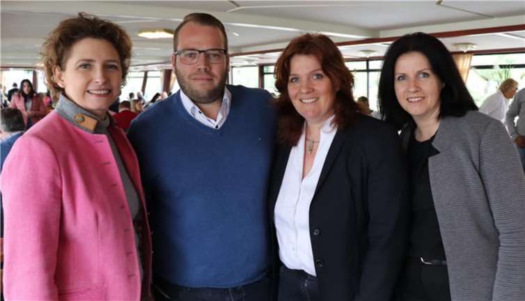 Der Vorsitzende des Verbandsgemeindeverbandes Weißenthurm, Daniel Schneider, im Damenkreis (v.l.): Nicola Beer, Sandra Weeser und Susanne Rausch-Preißler. Quelle: FDP Verbandsgemeindeverband Weißenthurm