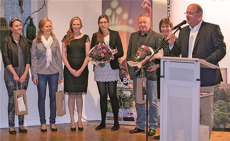 Der Vorsitzende des Vereins Ahrwein Marc Adeneuer (re.) dankte auch der Familie der scheidenden Weinkönigin und wünschte ihren Nachfolgerinnen viel Erfolg in ihrem Amt. VJ