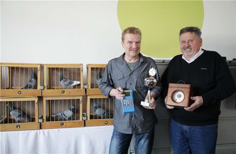 Der Vorsitzende des Vereins, Siggi Wolff, und Karl-Josef Wachendorf,freuten sich über einen Pokal anlässlich ihres Jubiläums und beantworteten viele Fragen von neugierigen Laien.