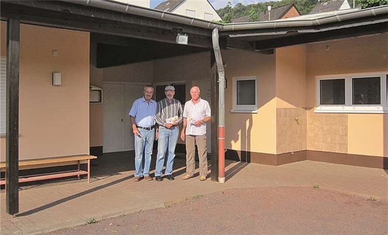 Der Vorsitzende des VfR, Bodo Wild (l.) bei der Überreichung von Gutscheinen an Erich Hannes (r.) und Alex Berens.privat