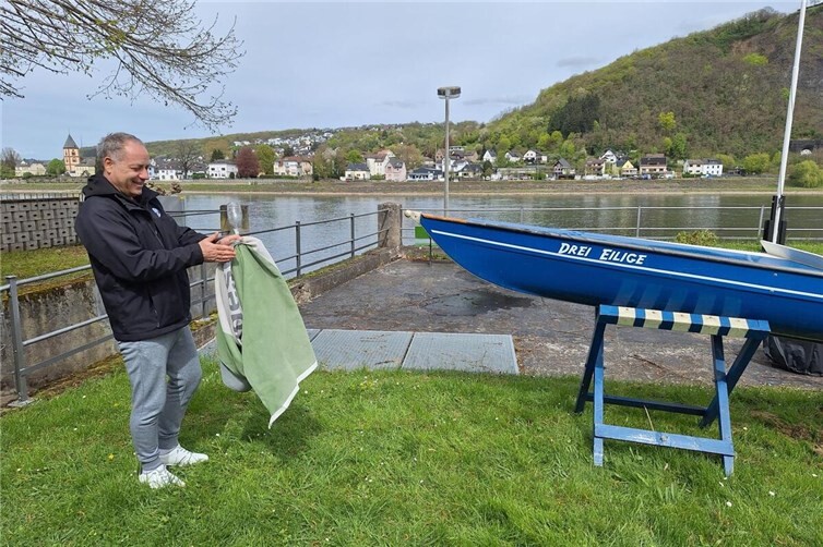 Der Vorsitzende enthüllt den Namenszug des Bootes