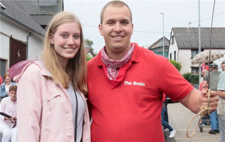 Der Vorsitzende erkor Verena Ernst zur Königin.