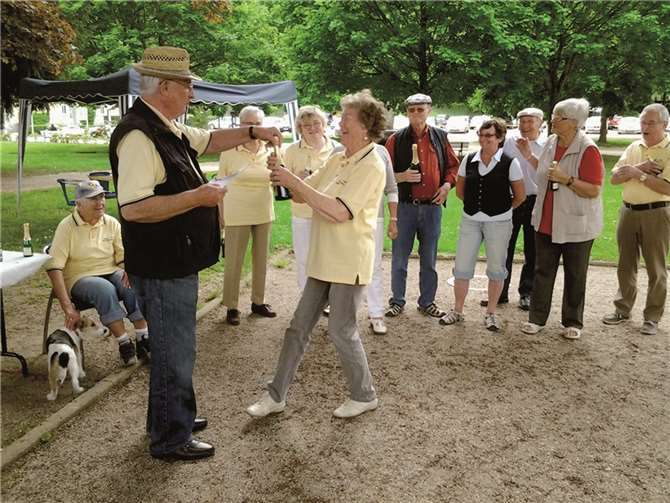 Der Vorsitzende gratuliert der Siegerin. privat