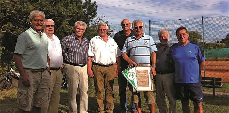 Der Vorsitzende mit den verdienten FC A-Mitgliedern Alfred Lampa, Alfred Jungbluth, Karl-Heinz Jungbluth, Reinhold Jungbluth, Dr. Dieter Rönz, Günter Kleemann, Rainer Nix und Elmar Schaaf.privat