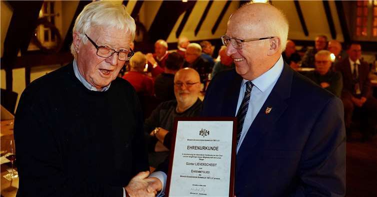 Der Vorsitzende überreicht dem neuen Ehrenmitglied des Vereins, Günter Lieverscheidt, seine Urkunde.